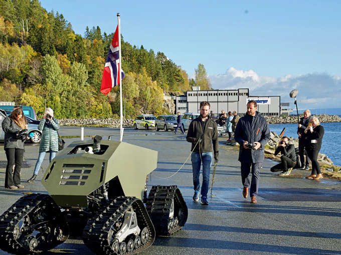 Kronprins Haakon tester førerløs beltevogn under besøket i Vanvikan. Foto: Simen Løvberg Sund, Det kongelige hoff
